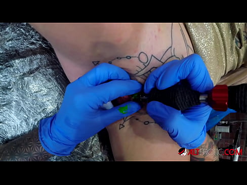 ❤️ Sully Savage mai tsananin jarfa ta yi tattoo a kan kwarin ta Jima'i ❤